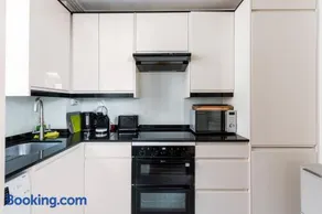 Weybridge - 2 Bed - parking - Image 2