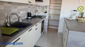 Oasis apartment with sea view and garden - Image 3