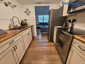 Island elegance! Pet-friendly 3 bedroom with parking - Image 5