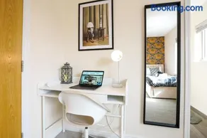 Stylish Canal Side Apartment - City Centre - Free Parking, Balcony, Smart TV, Fast Wifi by Yoko Property - Image 4