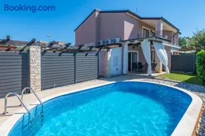 Apartment Ugrin, a cozy and relaxing retreat minutes from the Beach - Image 1