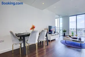 Luxe 2BR 2BA Thames View Sky terrace Gym - Image 2