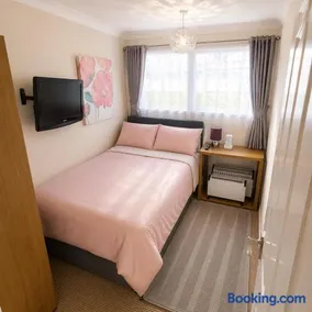 Belle Aire Beach Retreat at Hemsby with FREE WIFI Bed linen included Freely tvs in bedrooms and FREE onsite entertainment - Image 4