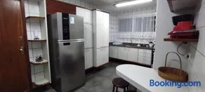 Apartamento BEIRA MAR VISTA TOTAL - SENSAÇÃO DE CASA TÉRREA A BEIRA MAR - COZINHA EQUIPADA -AIR FRYER -ÁREA DE CHURRASCO PRIVATIVA- TVS SMART- DISNEY PLUS E OUTROS-PRAIA IDEAL PARA CRIANÇAS-ROUPA DE CAMA PARA 2 X CASAIS -KIT PRAIA 4 PESSOAS - Image 3