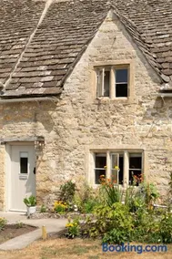 No9 Bibury - Picturesque Cotswold Cottage with incredible views over Arlington Row - Image 5