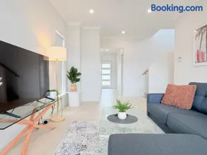 Spacious 4BR Family Retreat Rochedale Oasis - Image 1