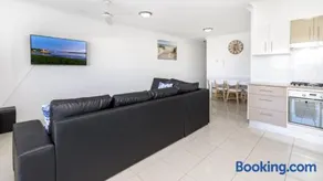 Stylish Unit With Water Views - Image 4