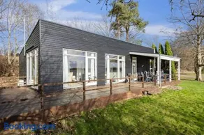 Luxury Lakeside Retreat - Image 1