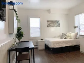 Cozy Bachelor Condo Downtown WiFi & Smart TV - Image 3