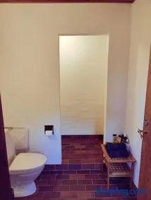 Comfortable 3- bedroom villa with free parking - Image 3