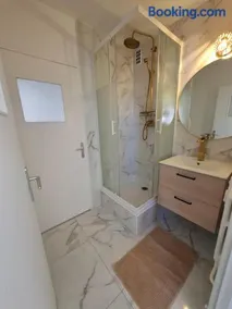 Grand 3 Bedroom Apartment Dijon - Image 2