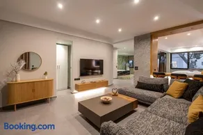 Smaragdi Luxury Jacuzzi Apartment Noho Premium Living - Image 3