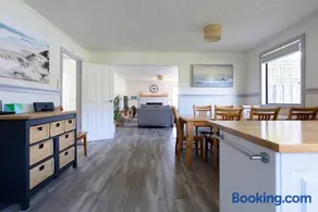 Lulworth Coastal Getaway - Close To The Beach - Image 4