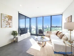 Luminous Luxe 2-Bedroom Apartment w Stadium View - Image 1