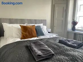 Luxury 2BDR Apartment in Center with Free Parking - Image 5