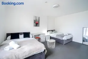 Stylish 3BR Derby Apartment - Sleeps 6, Central Location - Image 4