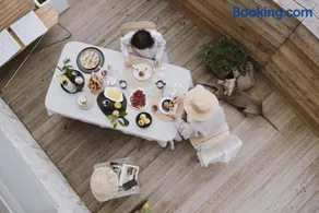 Cloud9 Boutique Apartment - Image 4