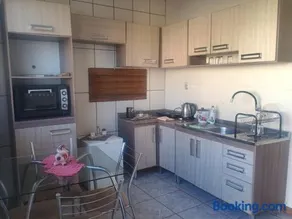 Apartamento com churrasqueira, ótima localização. - Image 2