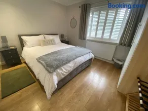 Sun Terrace Lodge Weybridge - Image 1
