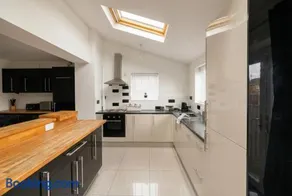 Contemporary Private Home Near Nottingham with Free Parking and Garden - Image 4
