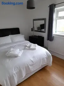 Quiet 3 bed close to the A1 - Image 3