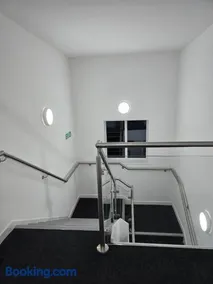 Modern 2-Bed Flat Close to Ricoh Arena - Image 3
