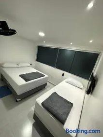 Quarto privativo com banheiro compartilhado em Pousada recém construída,a 500mts do pátio do forró - Image 1