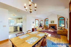 Open and spacious riverfront retreat, dog-friendly - Image 3