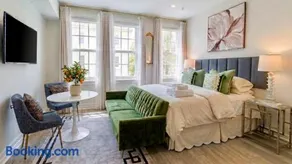 The Green Room - Poolview with Private Parking Spot at 1920s Historic Residence on Palm Beach Island - Image 1