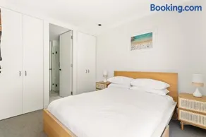 Sleek 2-Bed Apt Metres to Beach - Image 3