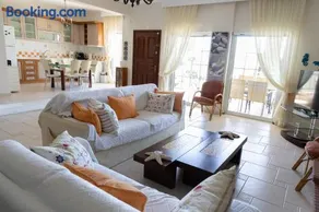 Flogita Beach House - Image 1