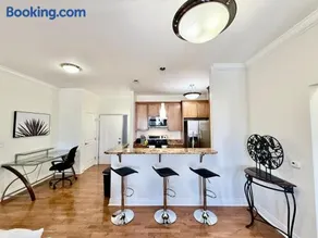 Elaborate Downtown Suite for 6 with fireplace view - Image 4