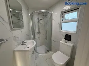 London Heathrow Ashford Escape Flat 1 - Image 3