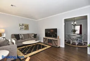 BLUE FLAMINGO'S CHARMING HOME-Heart of Tulsa2- Cherry St-Expo-11th - Image 1