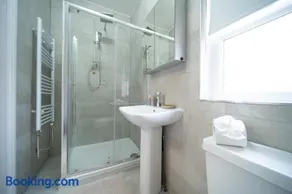 Spacious Duplex Apartment - Perfectly Situated in the Heart of the City - Image 2