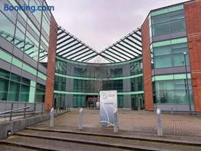 Modern Studio in Bracknell with free Parking - Image 4