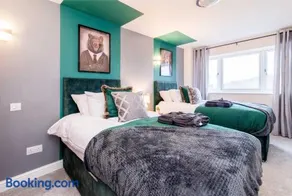 Immaculate 3 Bed House - Stunning Balcony Views - Image 3
