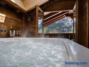 Chalet Spacieux à Chamonix pour 9 – Vue Panoramique Mont-Blanc, Jacuzzi, Jardin & Parking - Image 3