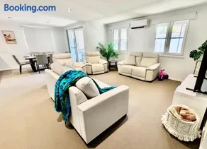 Stylish 2BR City Escape next Harbour with 2 parking - Image 1