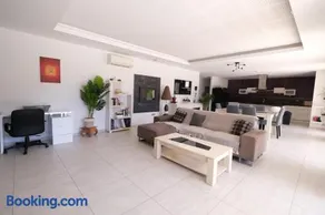 Villa con jardín, barbacoa y piscina privada - Image 3
