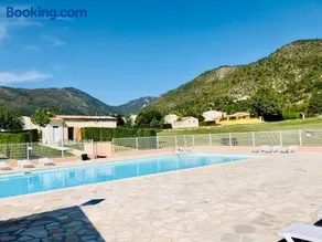 À deux pas du lac élégant chalet spacieux en domaine privé avec piscine restaurant et boulangerie - Image 2
