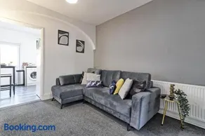4-Bedroom Family Home with Parking I 5 Minutes from Southend Station - Image 4