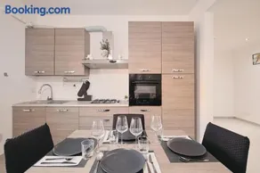 5 FCO Modern & Spacious, Free Parking - Image 2