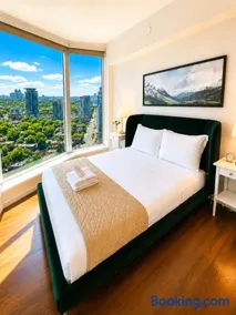 Luxury 3-Beds Apartment in Yorkville with the Best City View in Downtown Toronto - Image 1