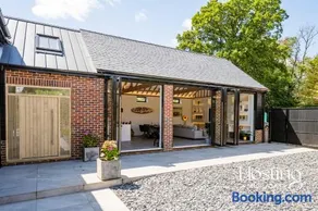 Honeybee Barn - Stunning 4-Bed Rural Paradise - Image 2