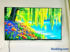 Floral Apartment by CityLux - 10 mins from Airport - Image 3
