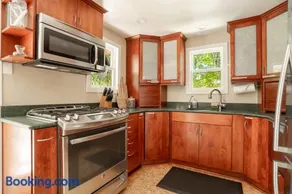 Charming Seattle Hideaway - 1 block from lake WA - Image 4