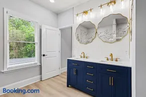 Sleeps 12 - Luxury Upscale House mins from Mercedes-Benz Stadium - Image 2