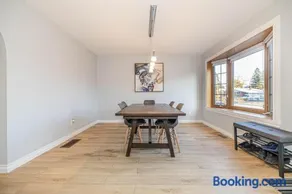 Entire NEW House 5BDR , close to DT MTL, 4 Parking - Image 2