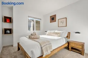 Single Detached Full House with Ping Pong King Bed and Garage - Image 4